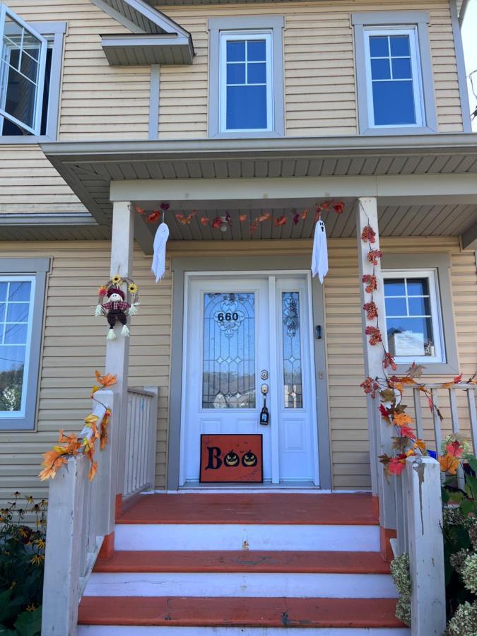 Maison Chaleureuse, Energetique Et Florale Sherbrooke Eksteriør bilde